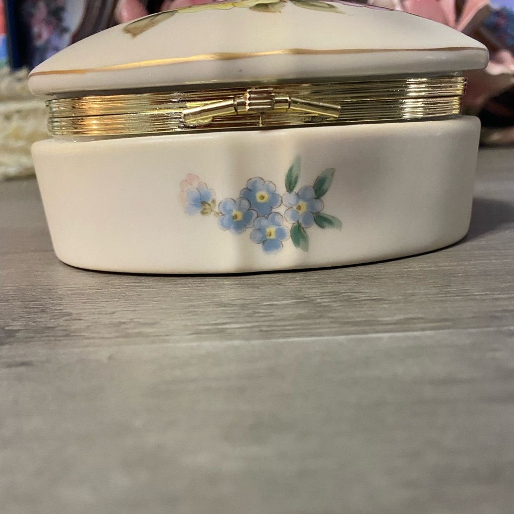 Vintage Victorian Garden, Victorian Rose porcelain trinket box - Picture 5 of 7